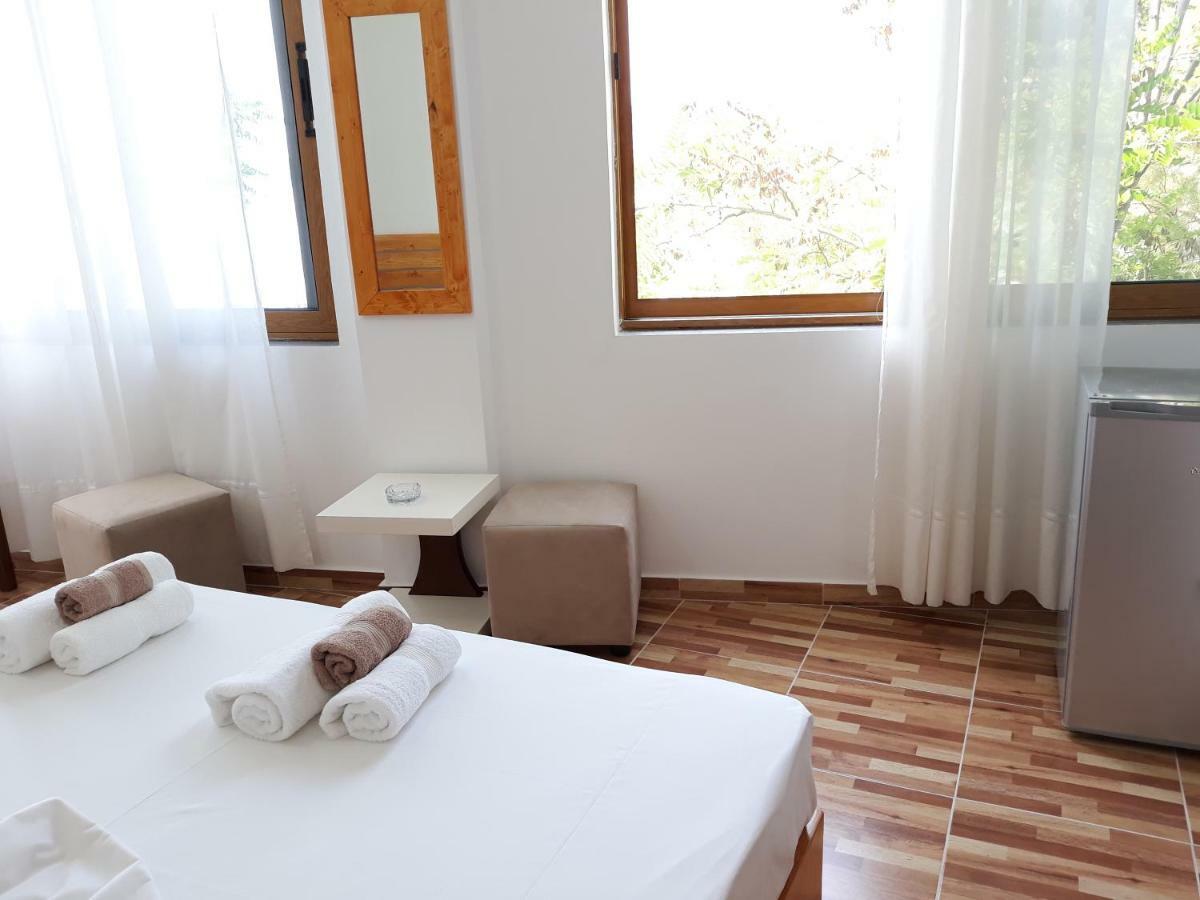 Beleris Rooms Himare Exterior photo